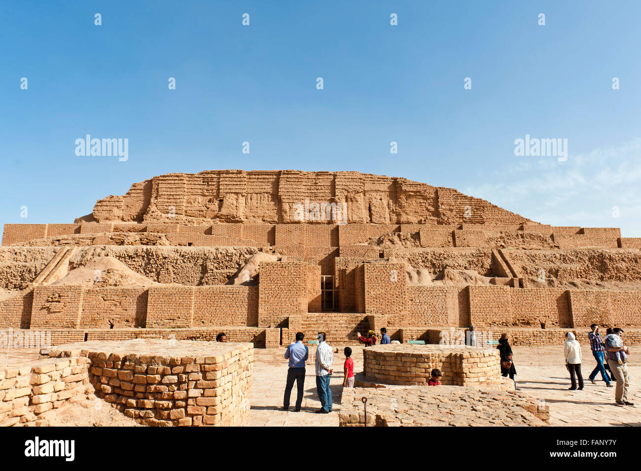 Ciudad real Middle-Elamite con zigurat, torre del templo mesopotámico, Chogha Zanbil, antique Dur Untash Foto de stock