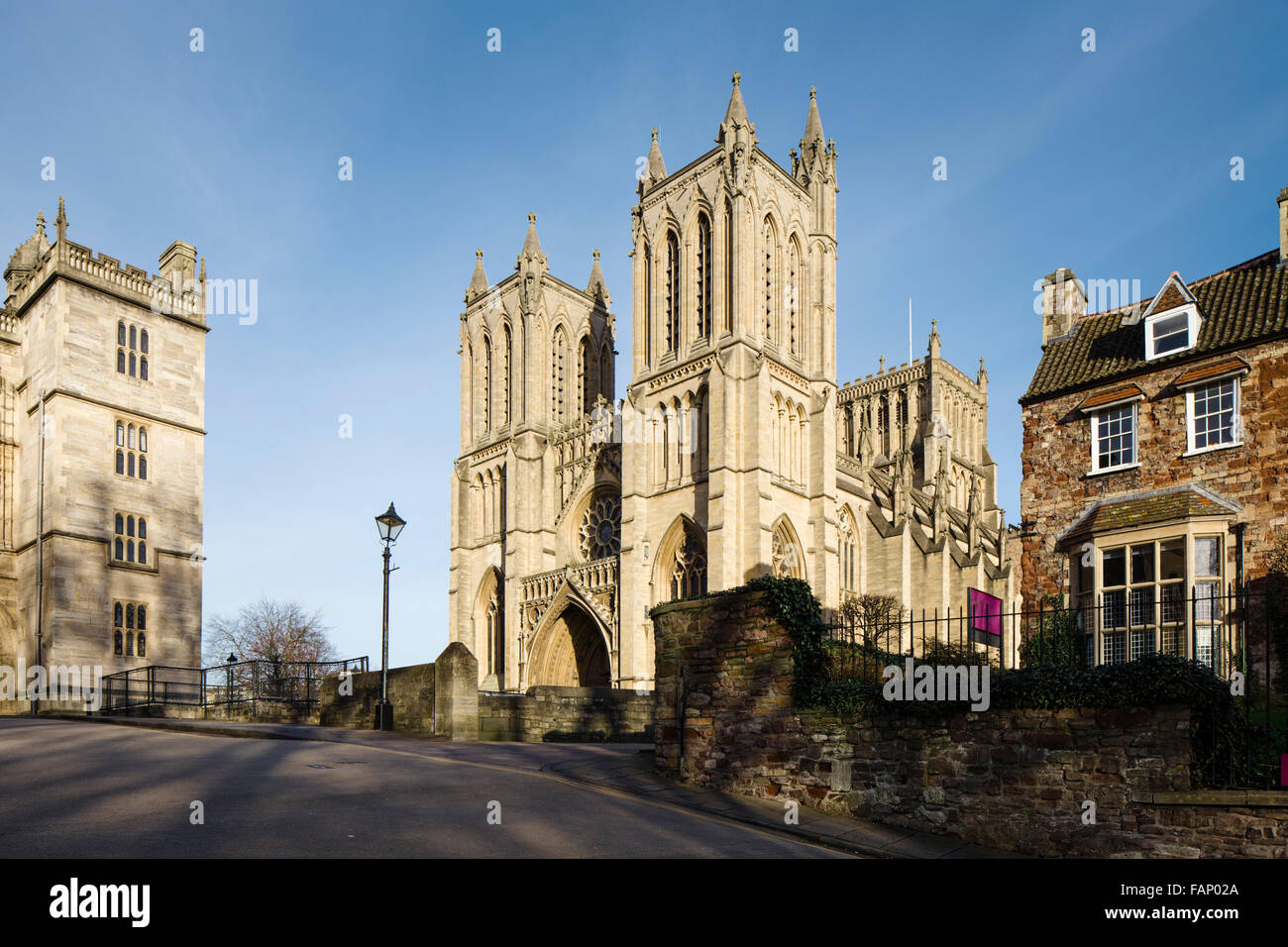 La Catedral de Bristol, Reino Unido. Vista general desde el sur-oeste. Foto de stock