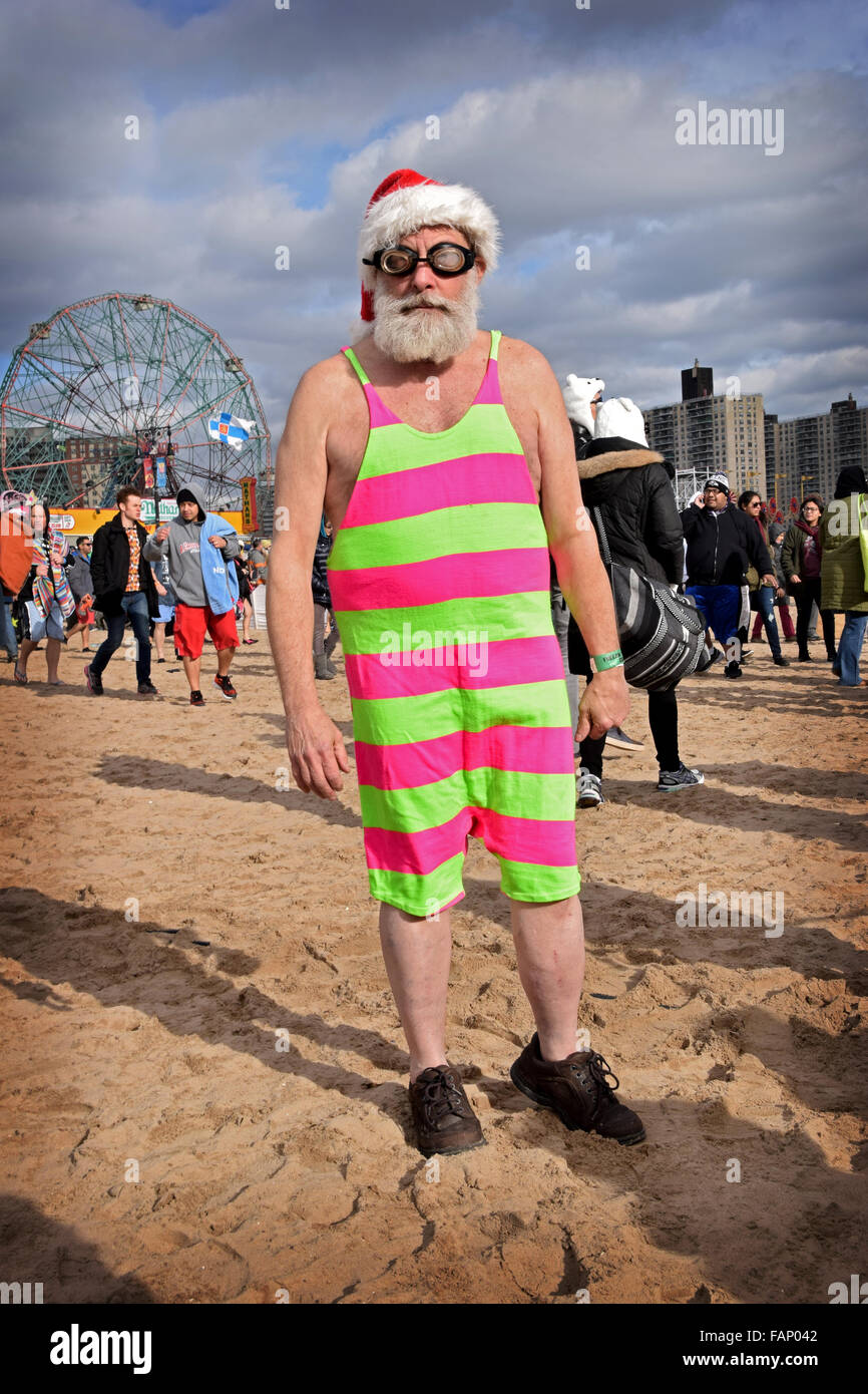 Un hombre con una barba blanca y gorro de Papá Noel en la playa en Coney  Island Brooklyn el día de Año Nuevo para el Polar Bear Club Natación anual  Fotografía de