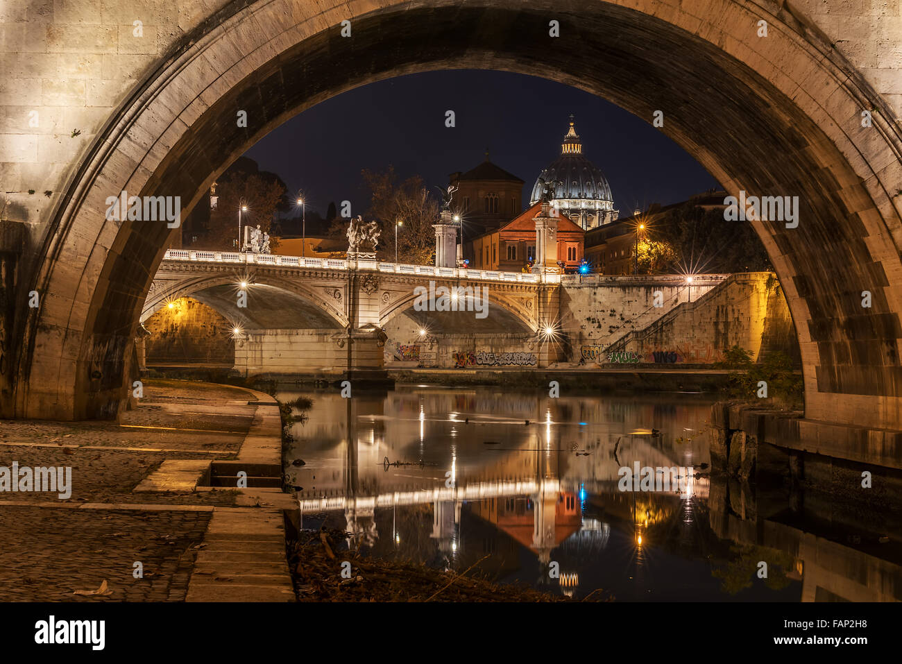 Roma, Italia: la Basílica de San Pedro y San Angelo puente Foto de stock