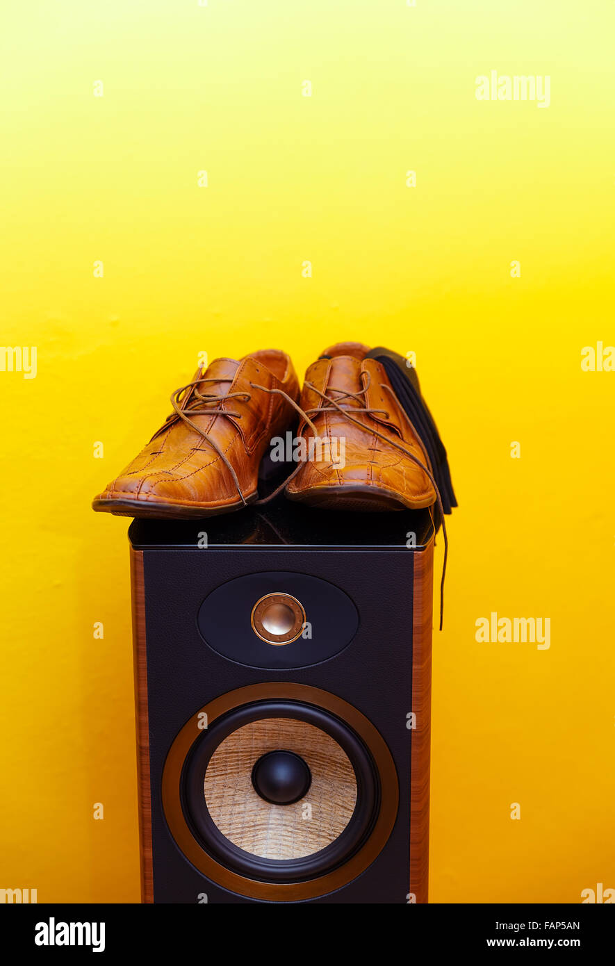 Zapatos de sonido fotografías e imágenes de alta resolución - Alamy