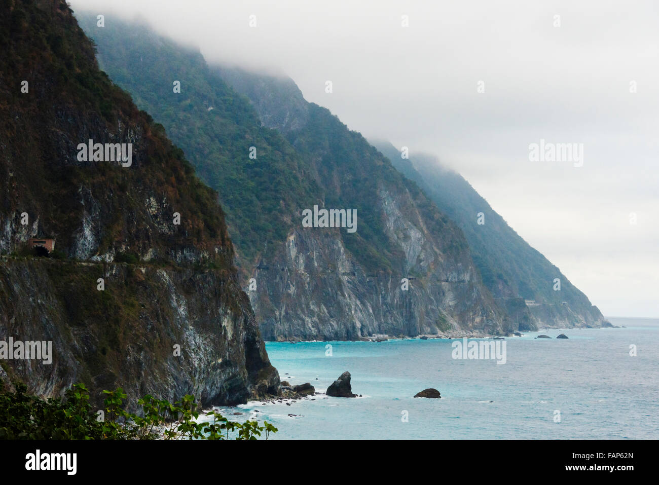 Cingshui acantilados a lo largo de la costa oriental, Hualien County, Taiwán Foto de stock