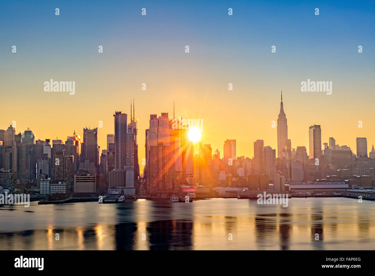 Midtown Manhattan al amanecer, visto desde Weehawken, a lo largo de la calle 42 canyon Foto de stock