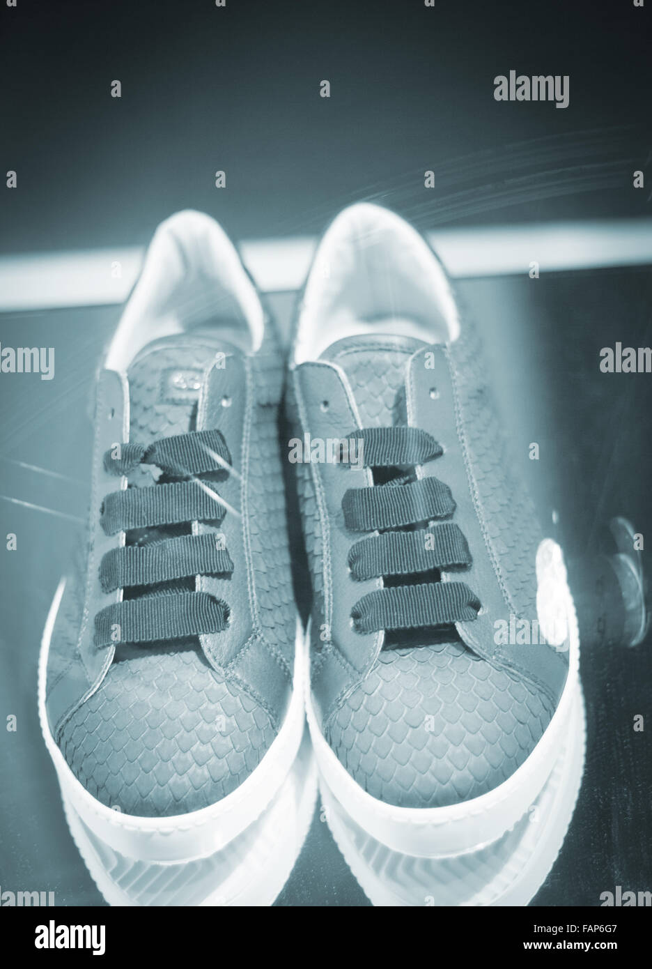 Los hombres de cuero de lujo tipo de zapatillas casual zapatos de moda en  escaparate foto Fotografía de stock - Alamy