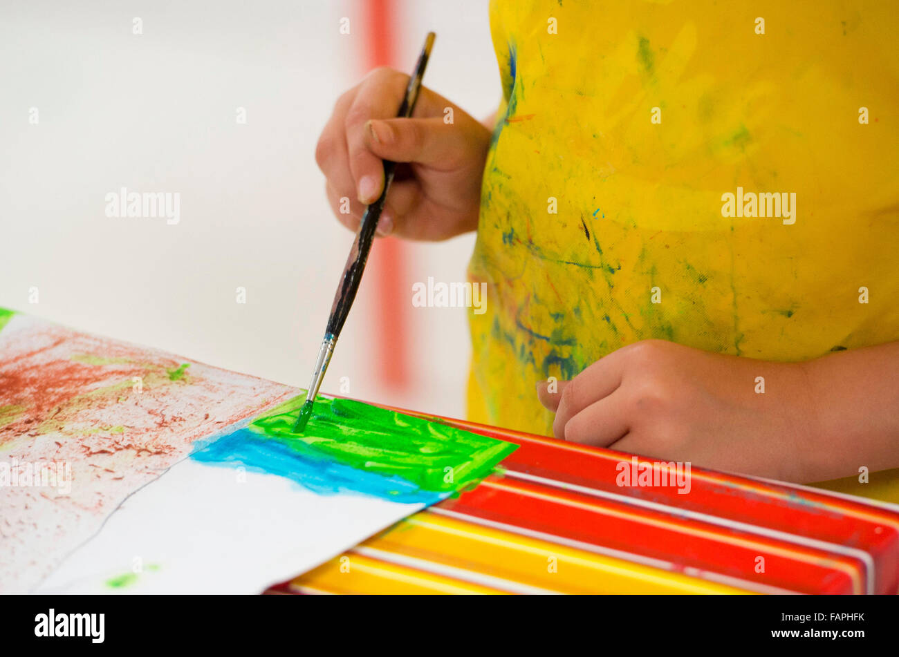 Los niños que aprenden habilidades creativas mientras realiza actividades de arte y artesanía en la escuela. Foto de stock