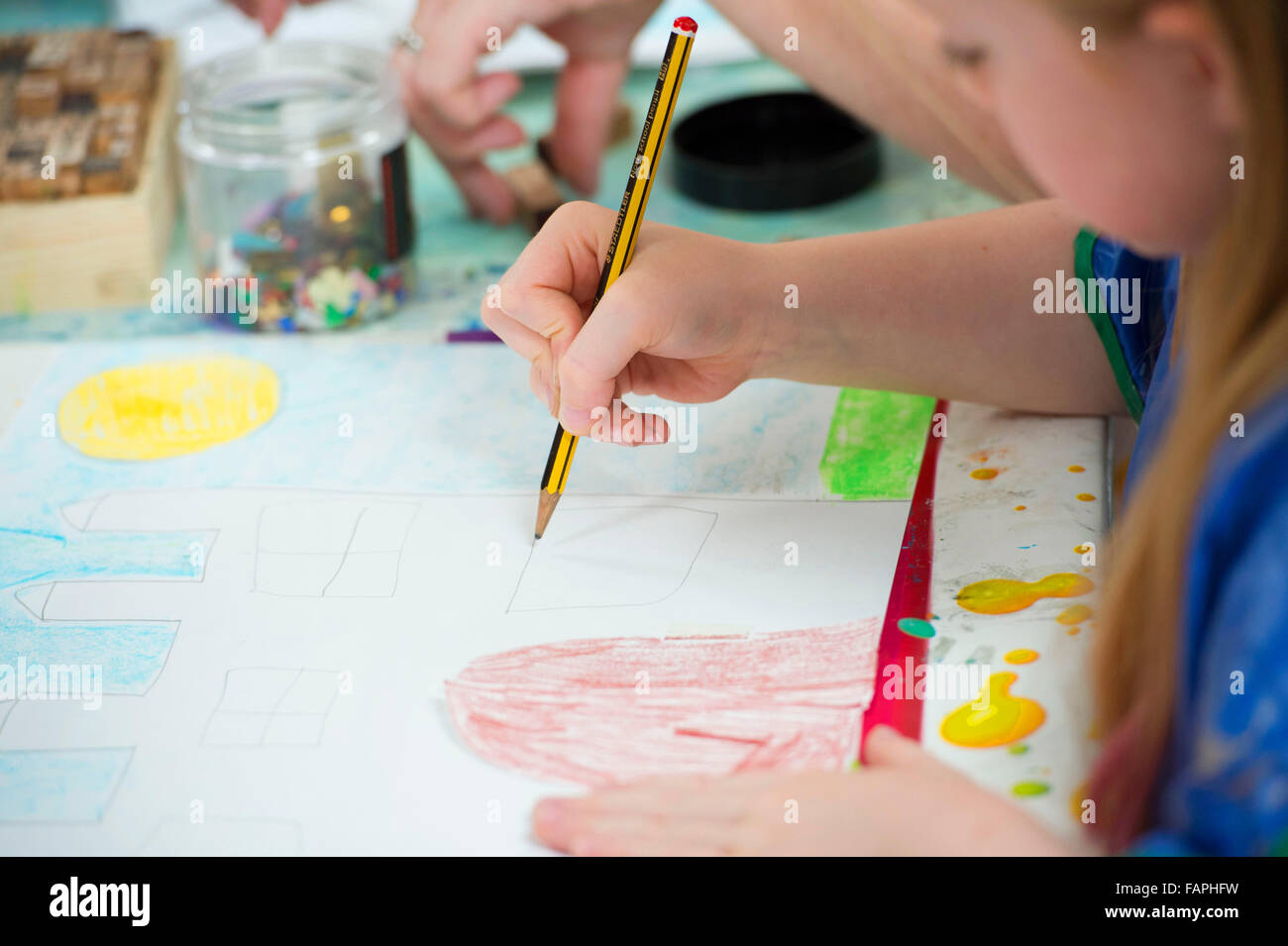 Los niños que aprenden habilidades creativas mientras realiza actividades de arte y artesanía en la escuela. Foto de stock