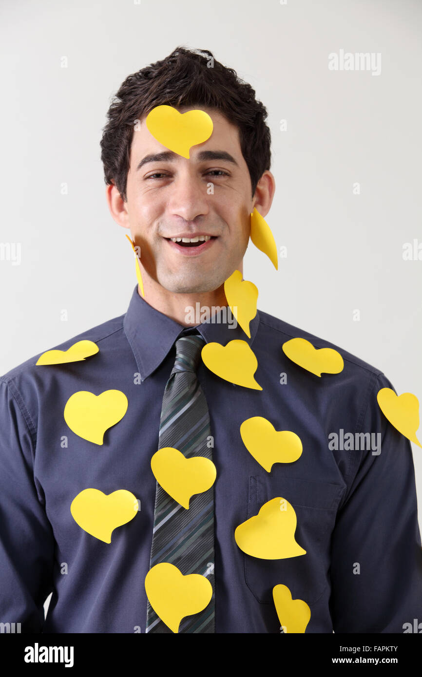 Hombre cubierto en forma de corazón notas adhesivas Foto de stock