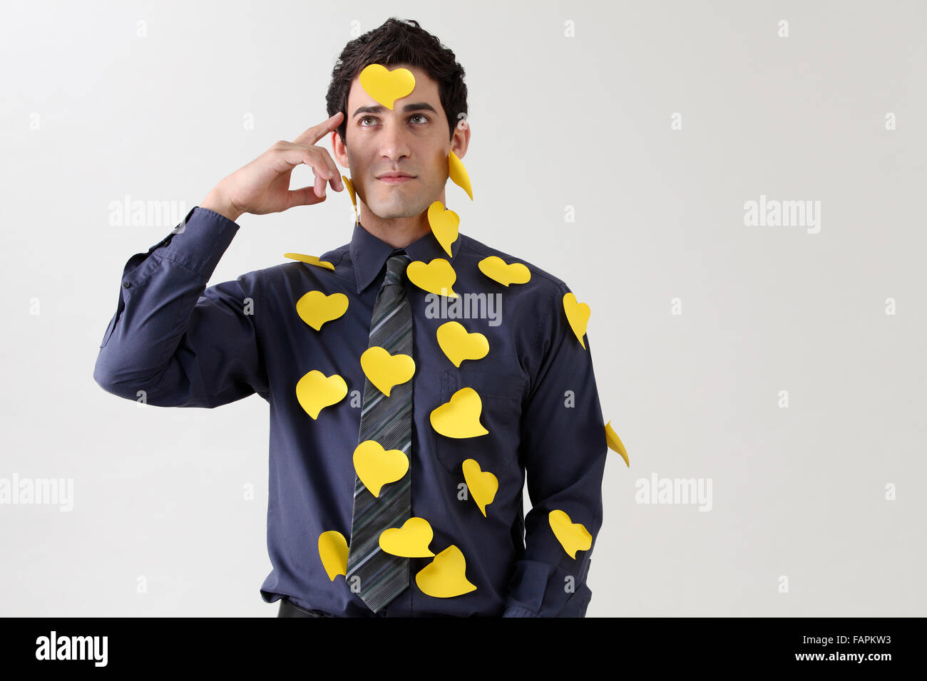 Hombre cubierto en forma de corazón notas adhesivas Foto de stock