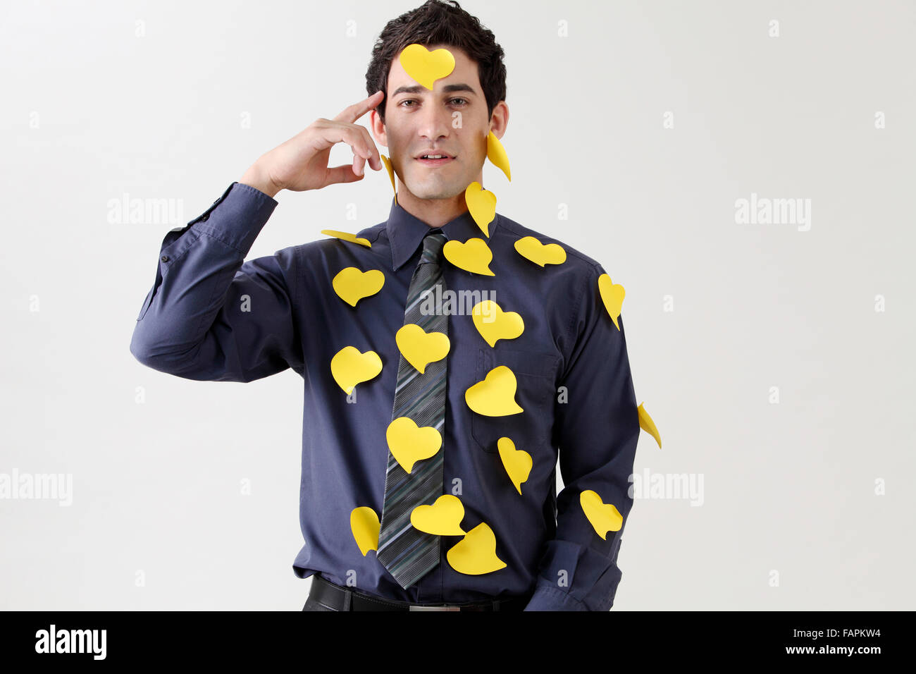 Hombre cubierto en forma de corazón notas adhesivas Foto de stock