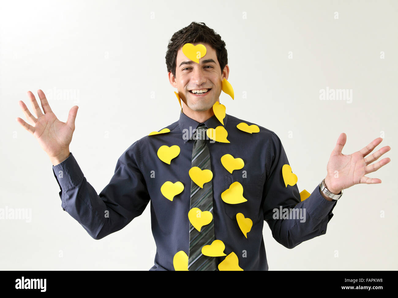 Hombre cubierto en forma de corazón notas adhesivas Foto de stock