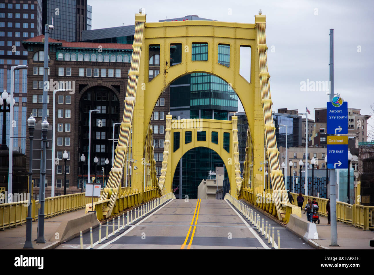 Pittsburgh's Gold bridge con el paisaje de la ciudad en el fondo Foto de stock