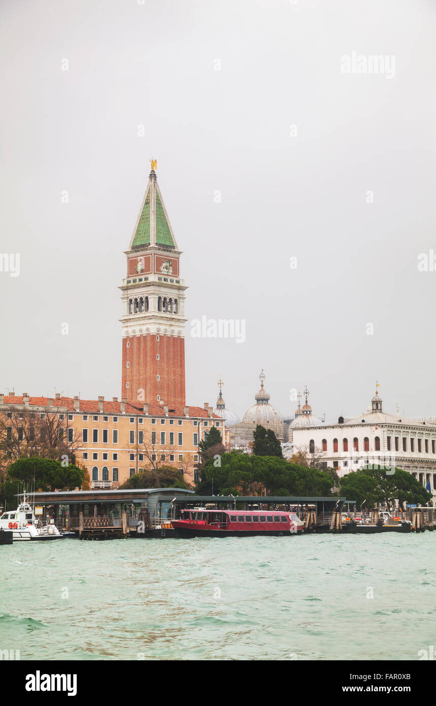 El campanario (Campanile) en la plaza de San Marcos en Venecia, Italia Foto de stock