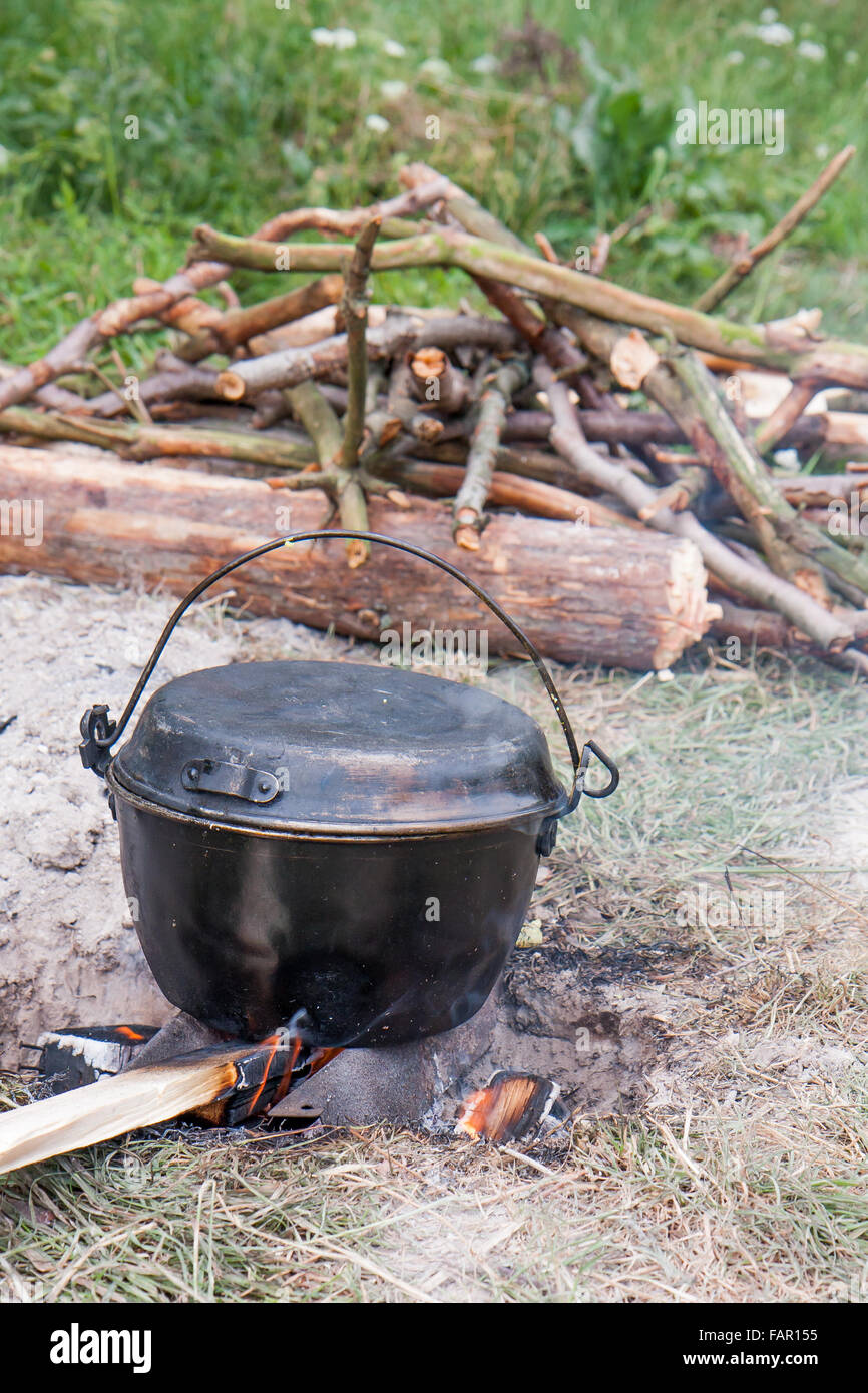 Cocinar En Dos Calderos Viejos Y Sosegados En Una Fogata Imagen de archivo  - Imagen de negro, cocina: 209405625