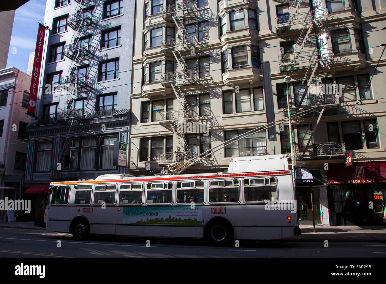 Cero emisiones tranvía en San Francisco, California Foto de stock