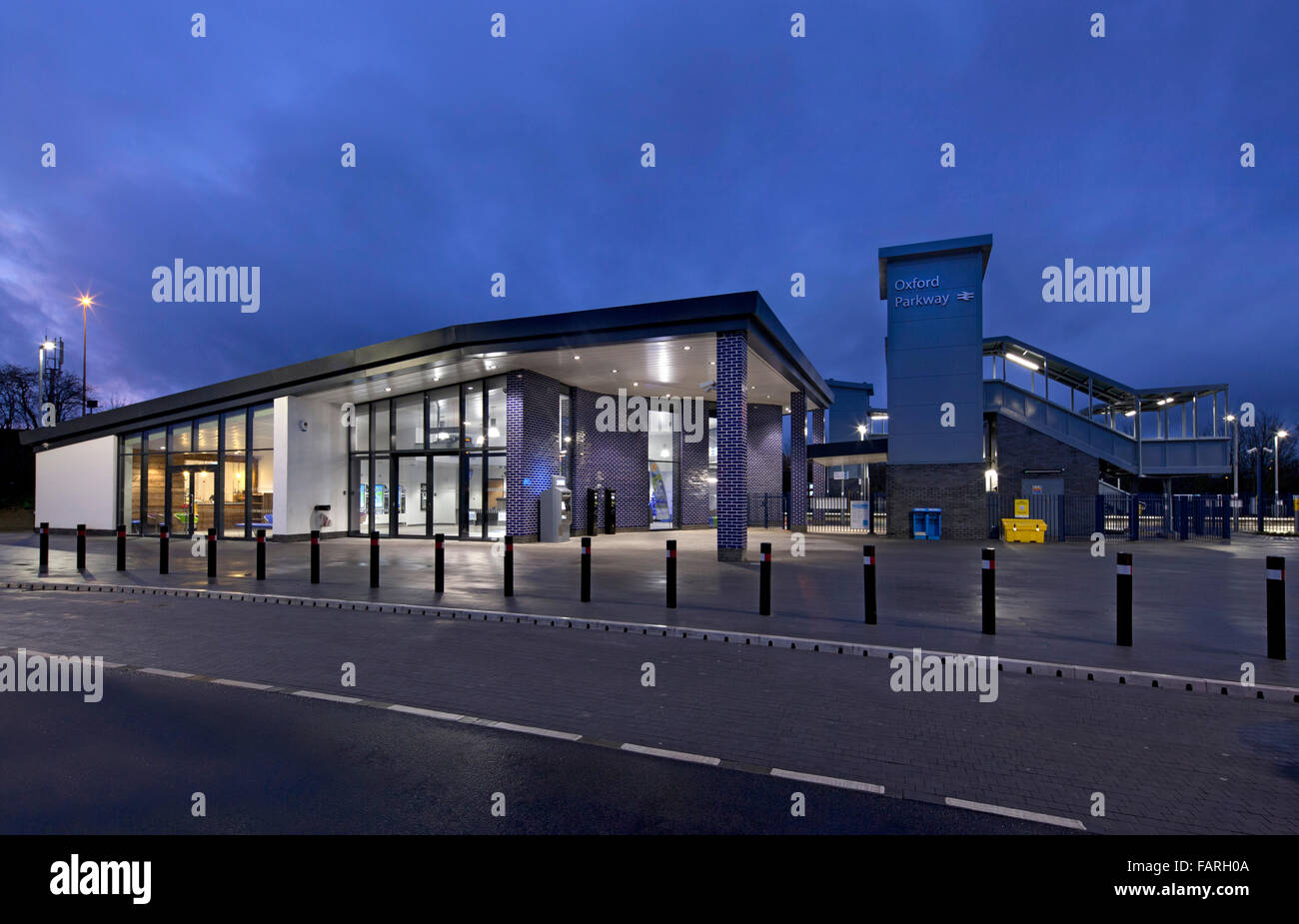 New Oxford Parkway Railway Station durante la noche en línea Chiltern a Marylebone Londres Foto de stock