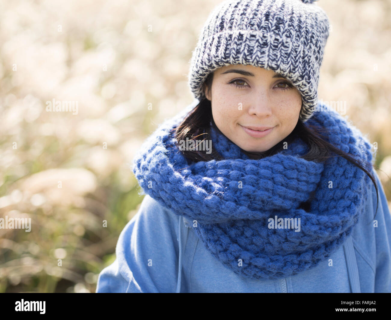 Asian American mujer vistiendo sombrero y bufanda Foto de stock
