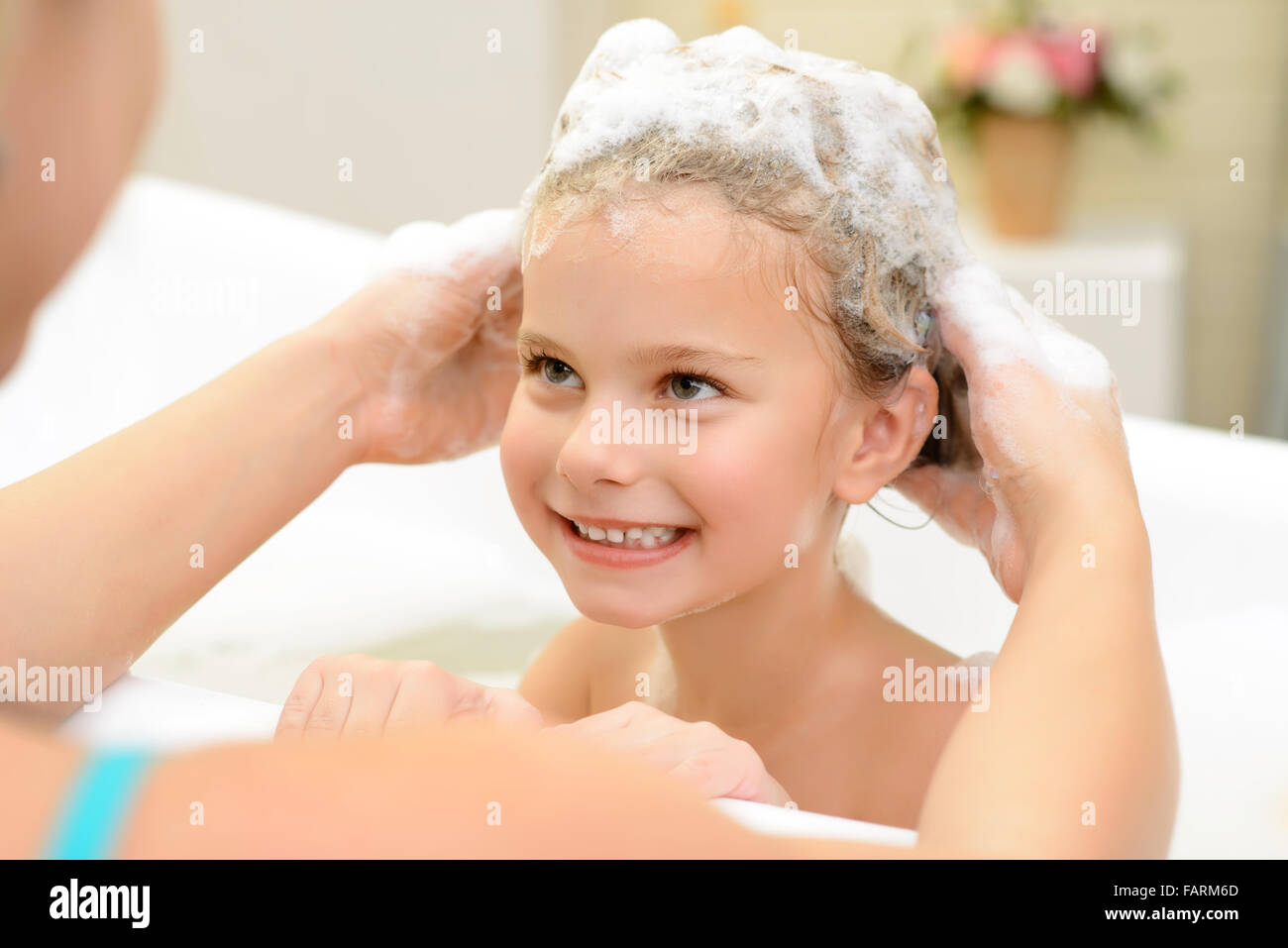 Niña Lavándose La Cara Fotografías E Imágenes De Alta Resolución Página 7 Alamy