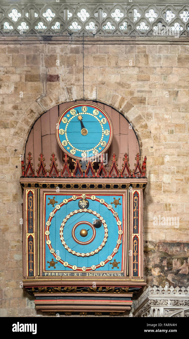Exeter Cathedral, Earth, Sun, Moon Clock, pieza medieval del siglo XV, Inglaterra, Reino Unido Foto de stock