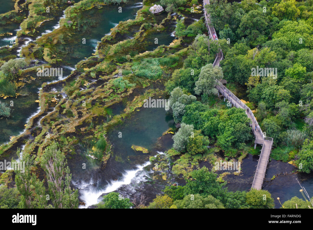 Puente de madera sobre el río Krka en el Parque Nacional de Krka, Croacia Foto de stock