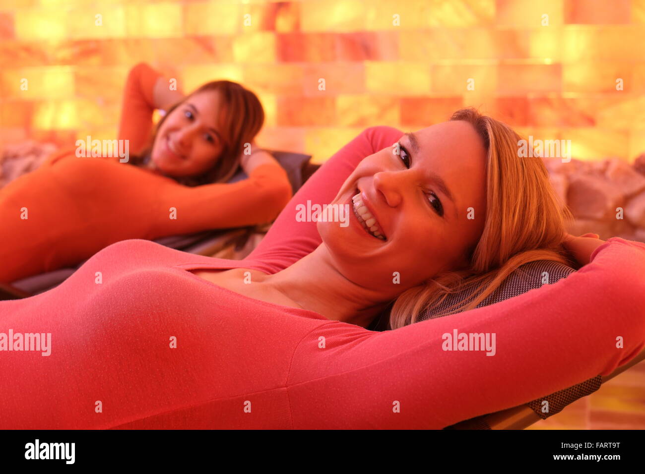 Dos mujeres felices en un relajante spa Salarium Foto de stock