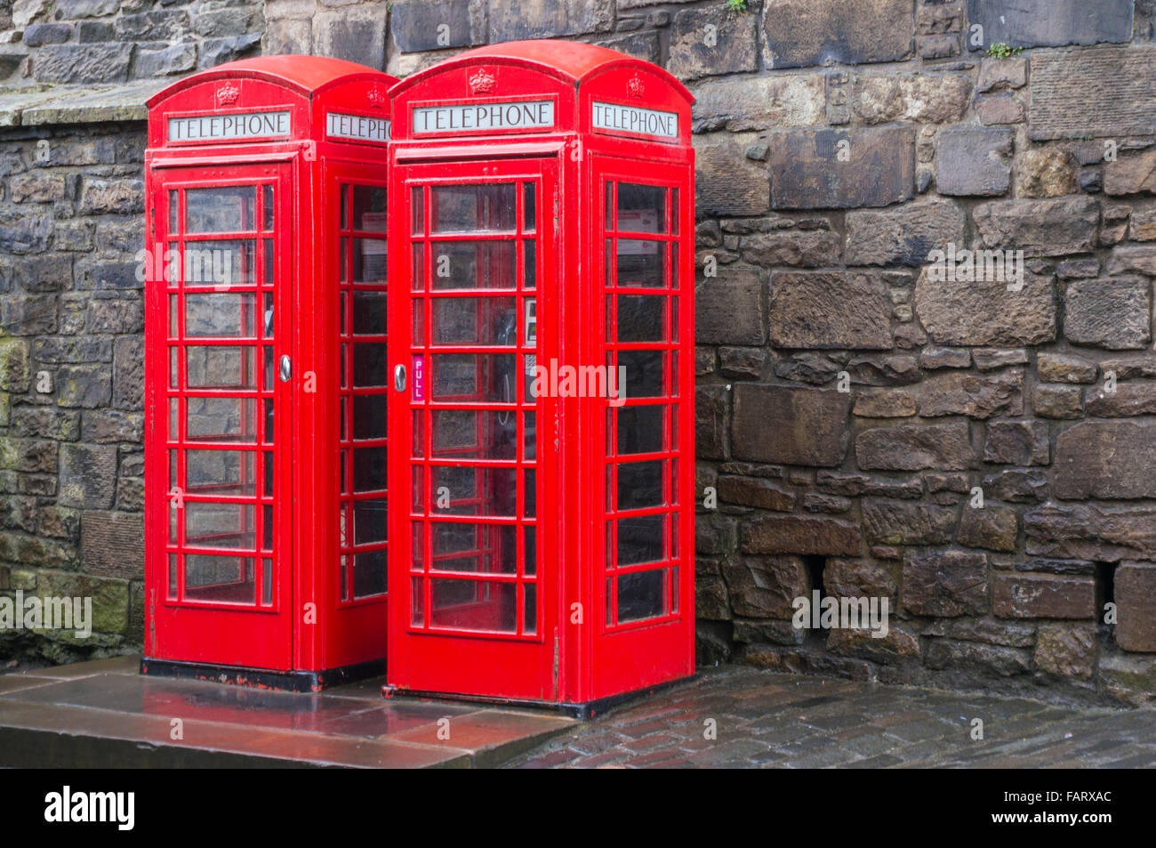 Dos cabinas de teléfono rojo tradicional cuadro Teléfono rojo uk Foto de stock