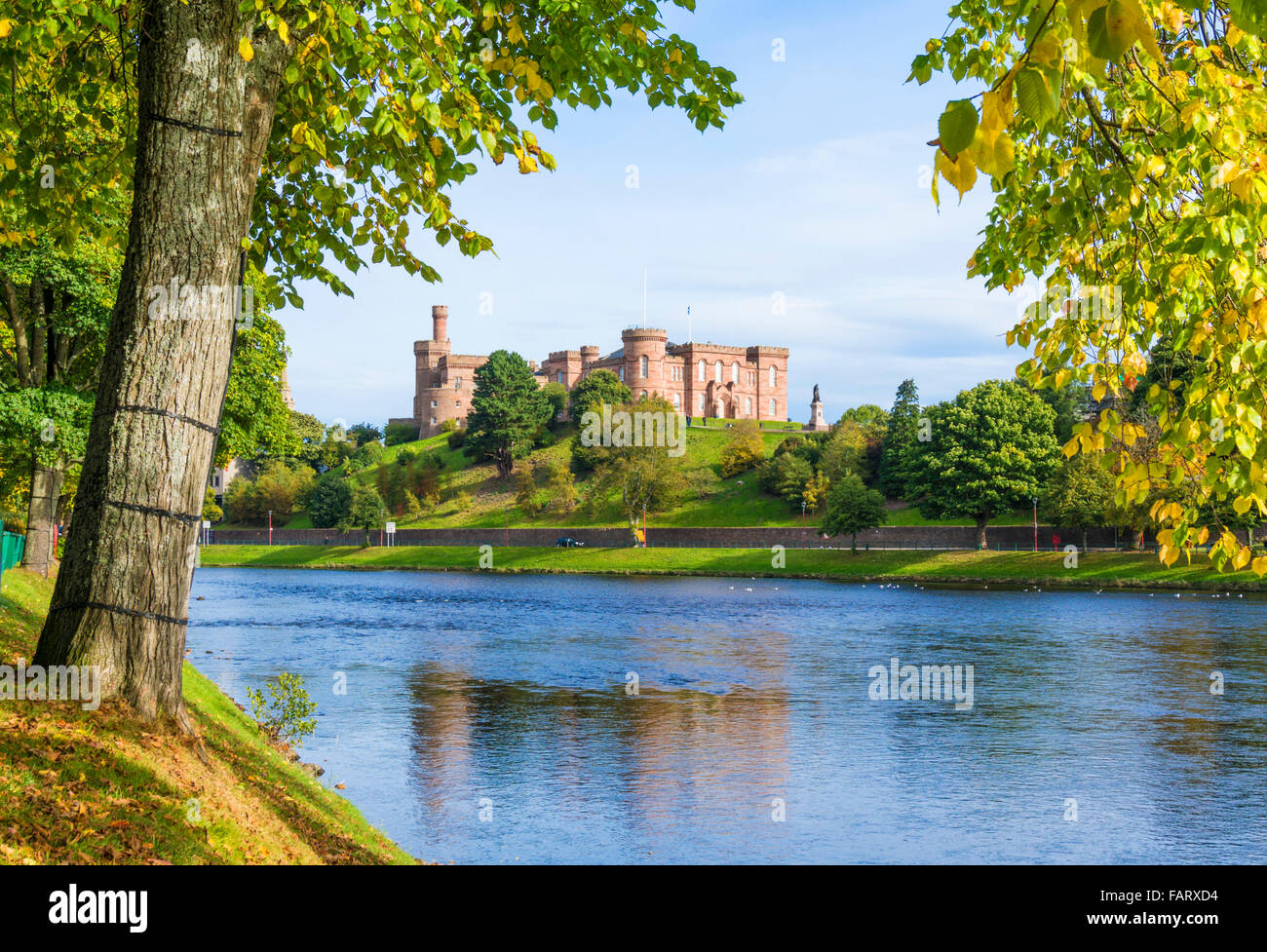 El castillo de Inverness y el sheriff court desde las orillas del río Ness, Highlands de Escocia EU UK GB Europa Foto de stock