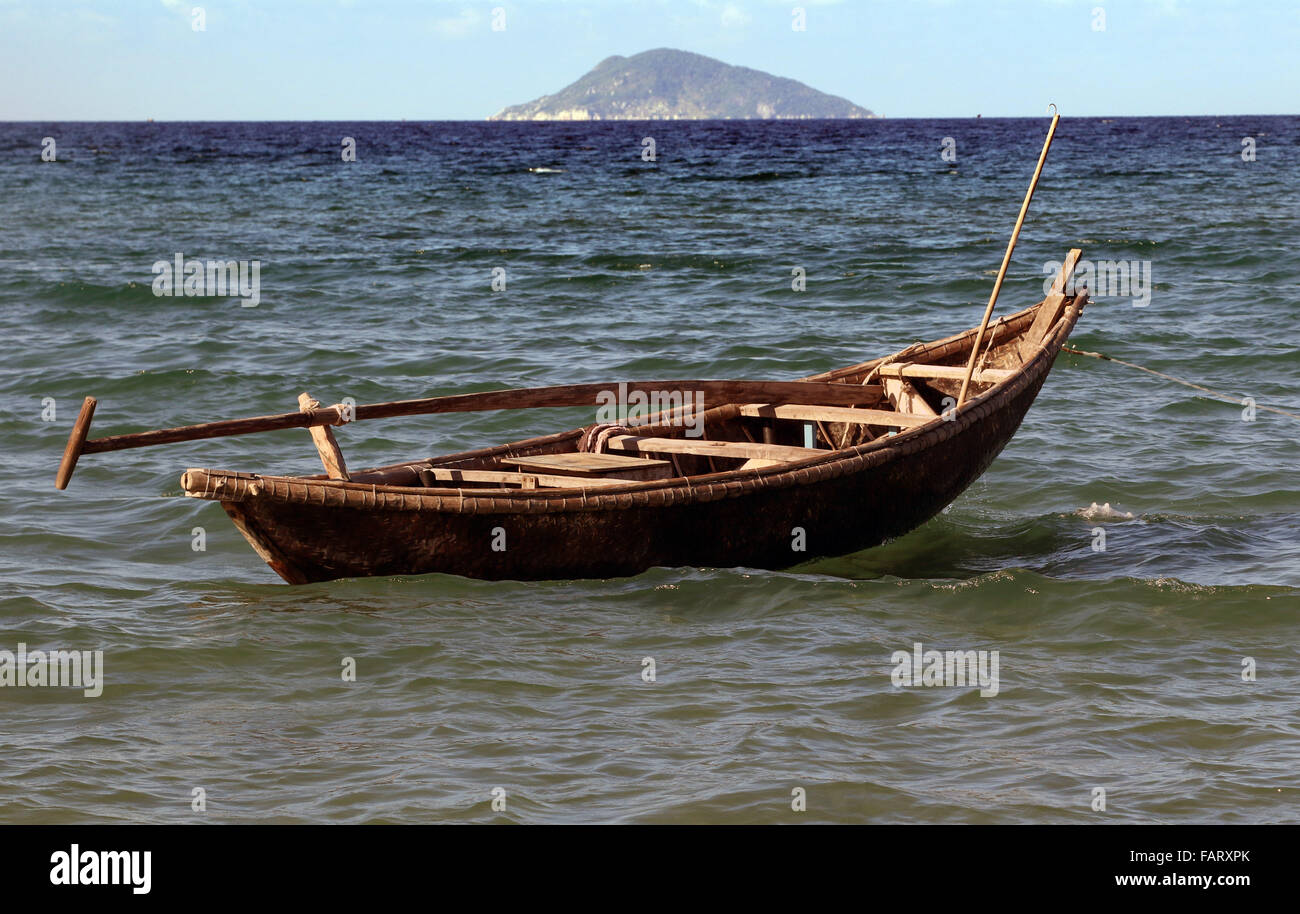Mar de la China meridional embarcación tradicional flotando cerca de la playa Foto de stock