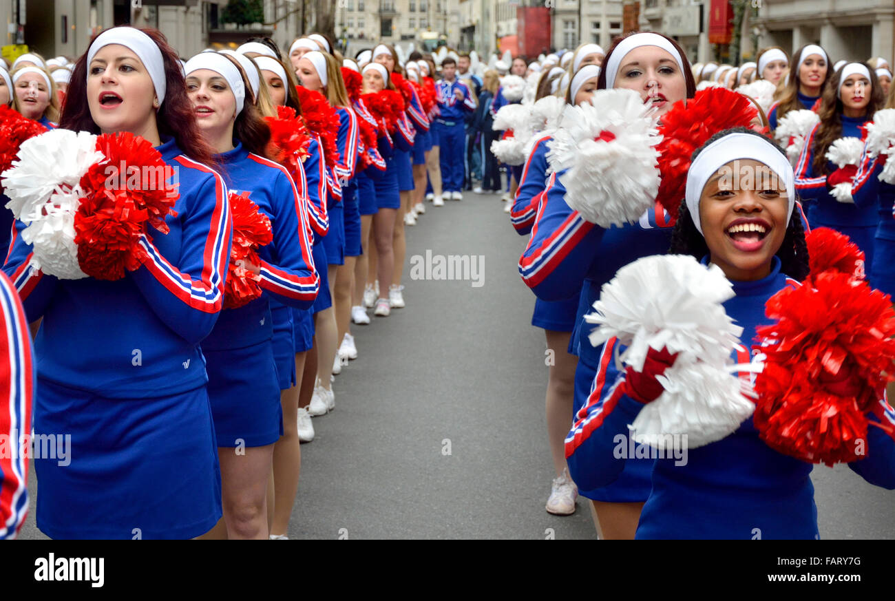 Londres, Reino Unido. Desfile del Día de Año Nuevo Jan1 2016. Todo Americano Varsity Cheerleaders Foto de stock
