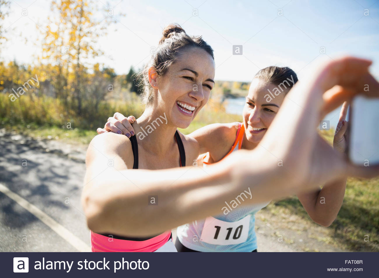 Laughing corredores teniendo selfie ruta de sol Foto de stock