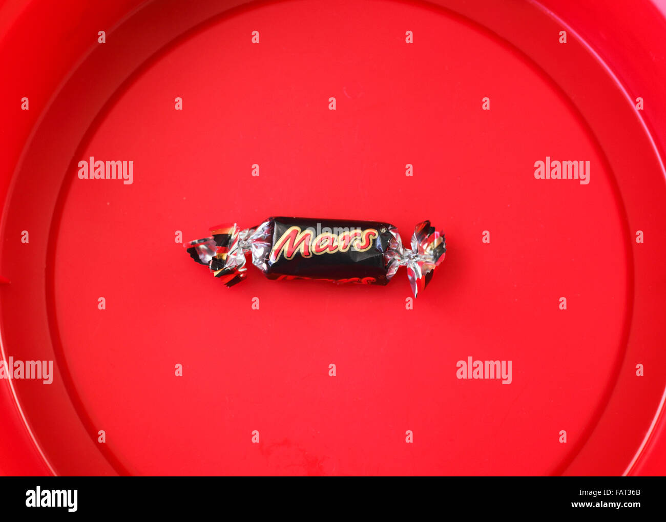 Marte divertido bar de tamaño en la parte inferior izquierda de una tina de chocolates. Foto de stock