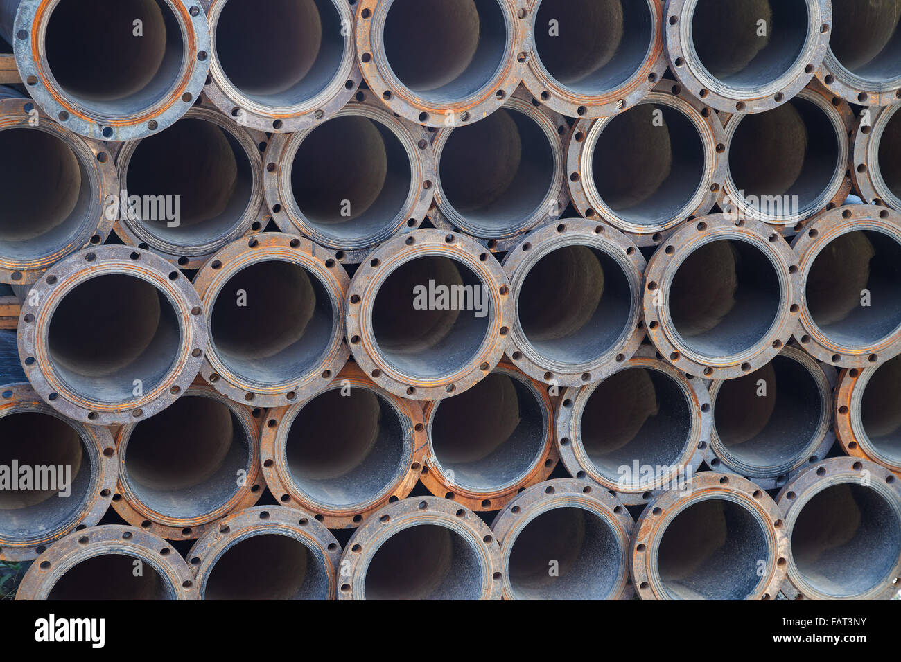 Paquete de tubo de acero apilados en la textura del fondo corral industrial Foto de stock