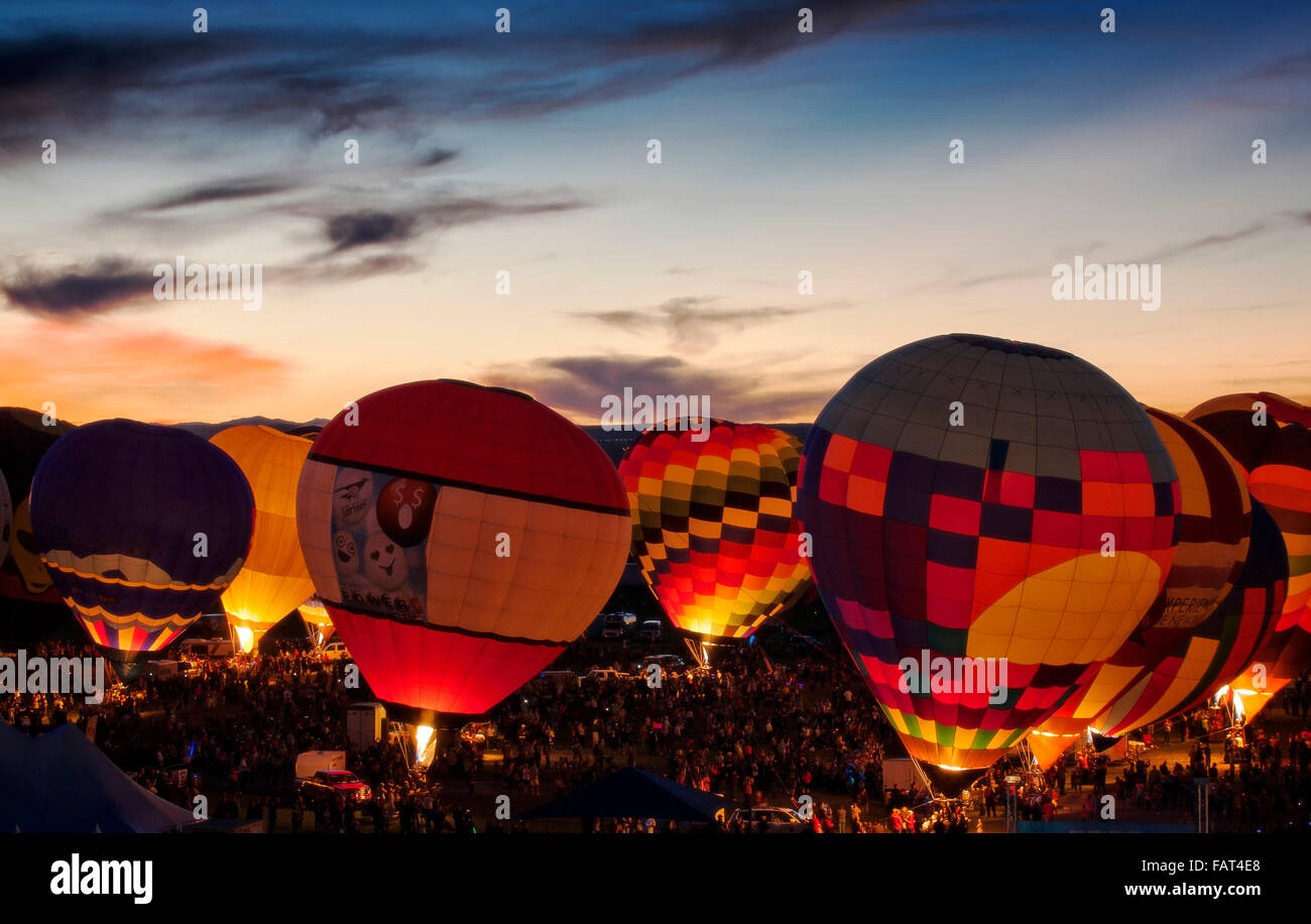 El Albuquerque Balloon Fiesta mágica noche resplandor. Nuevo México. Foto de stock
