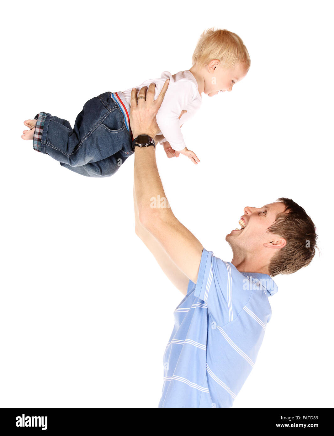 Feliz papá caucásica sosteniendo a su bebé. Imagen está aislado en un fondo blanco. Foto de stock