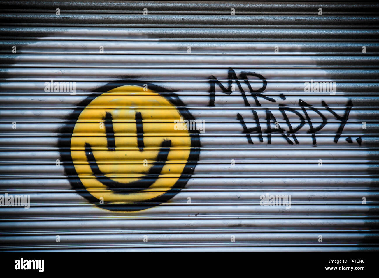 Señor feliz Graffiti en la puerta de un garaje en el centro de Swindon Foto de stock