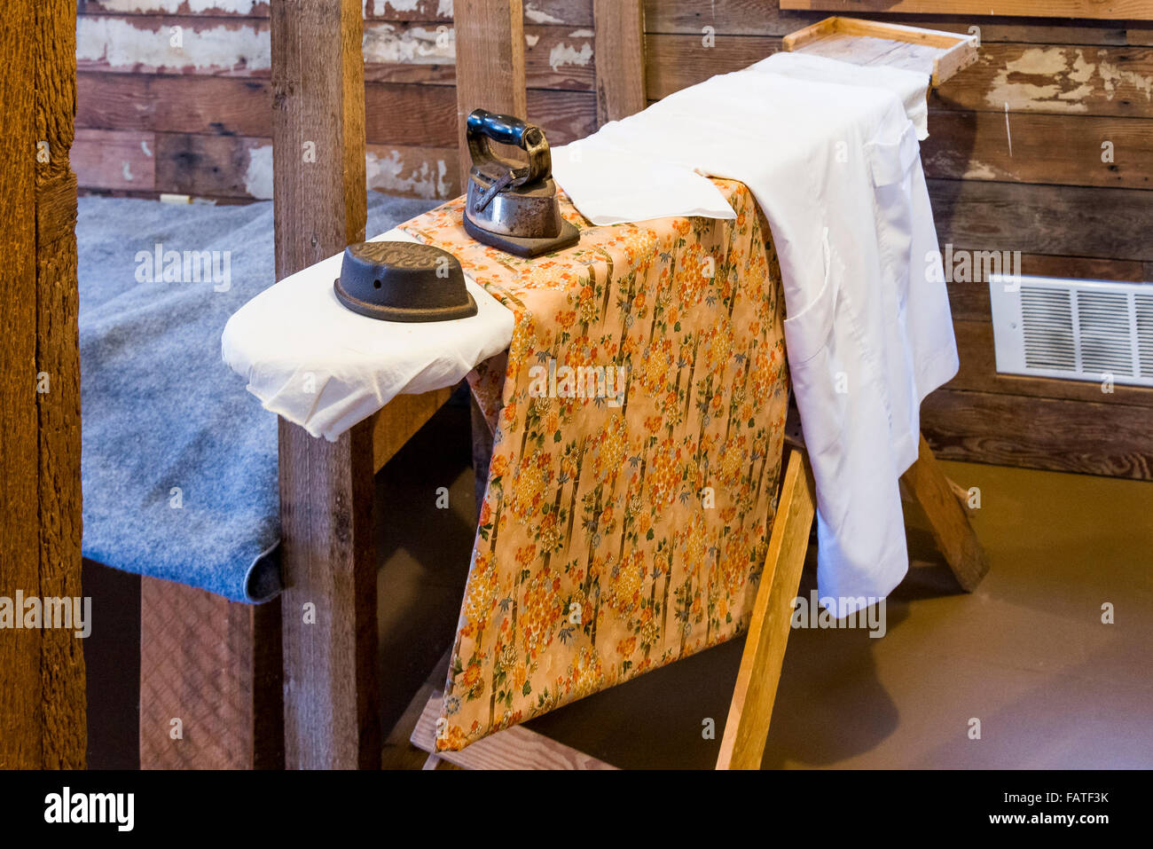 Tabla de planchar insidet una casa en el Britannia astilleros, Lugar Histórico Nacional, Steveston, Richmond, British Columbia, Canadá Foto de stock