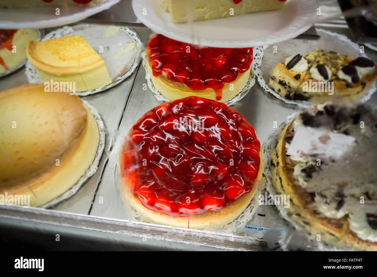 Cheesecakes son vistos en una pantalla en una delicatessen en Nueva York el domingo, 27 de diciembre de 2015. (© Richard B. Levine) Foto de stock