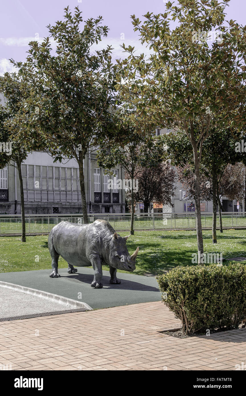 Estatua de rinocerontes en el parque de la ciudad de Victoria, provincia del País Vasco, España. Foto de stock