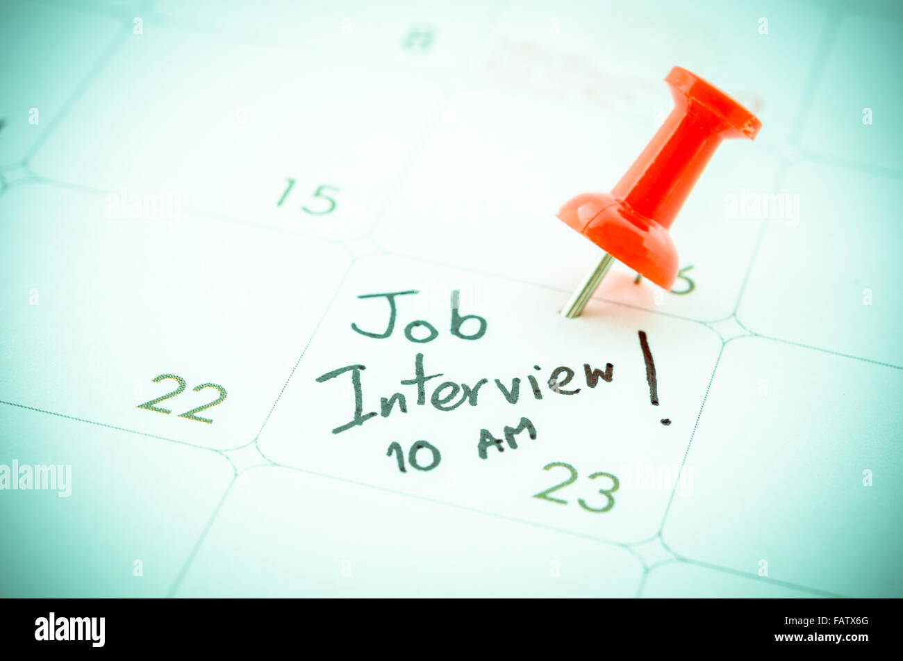 Una entrevista de trabajo la fecha escrita en un calendario. Foto de stock