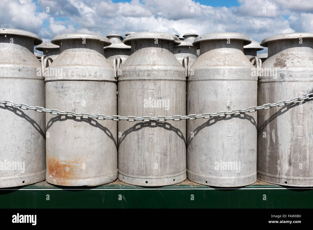 Una fila de diez galones de leche de aluminio bidones apilados en la parte  trasera de un camión. Dorset, Inglaterra, Reino Unido Fotografía de stock -  Alamy