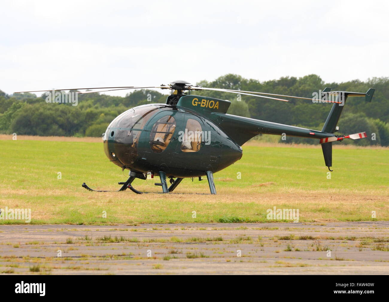 Helicópteros Hughes 369D en el Aeródromo Dunsfold en Surrey Foto de stock