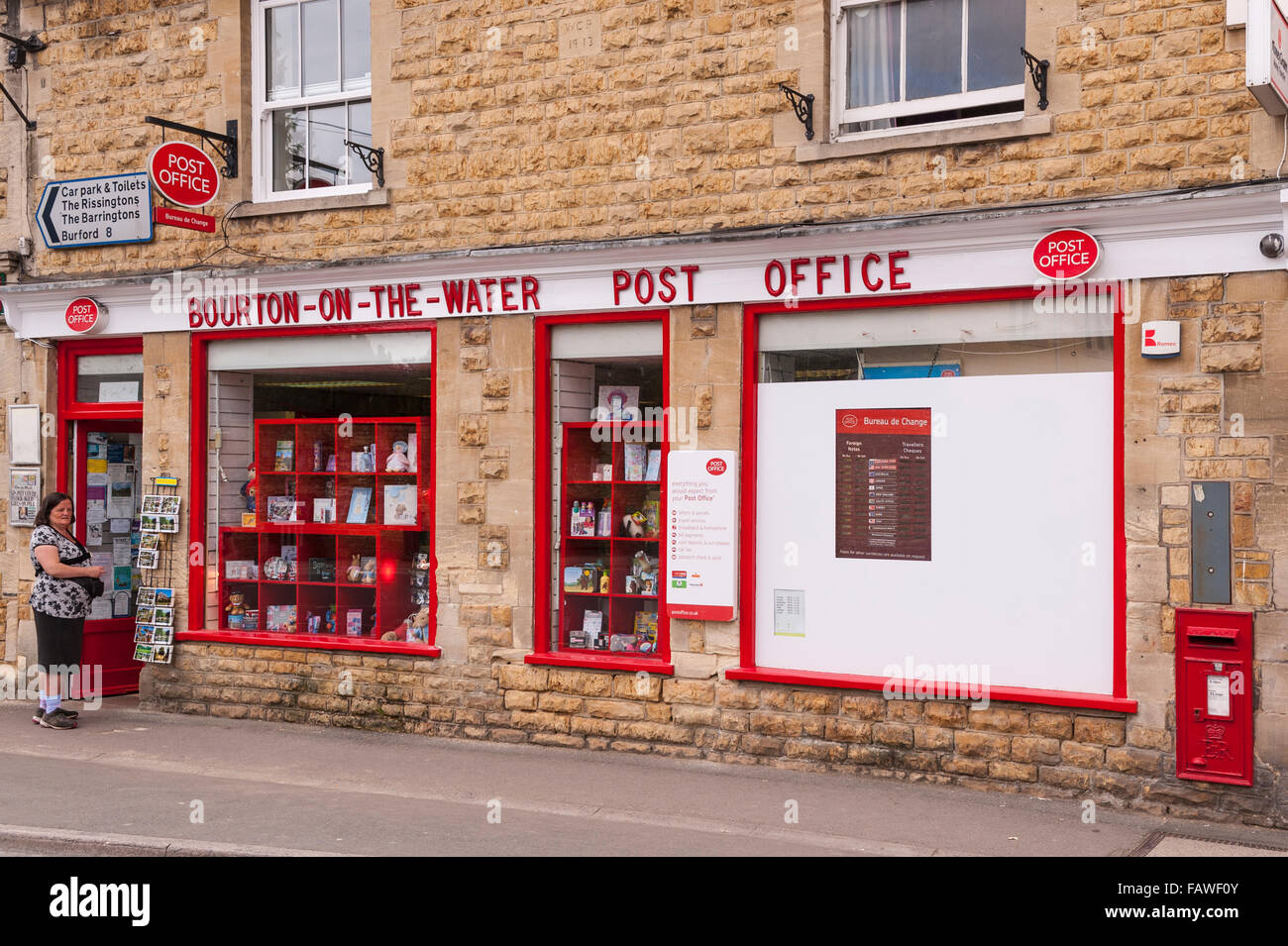 Bourton-On-The-Water Post Office en Gloucestershire , Inglaterra , Gran Bretaña , Reino Unido Foto de stock