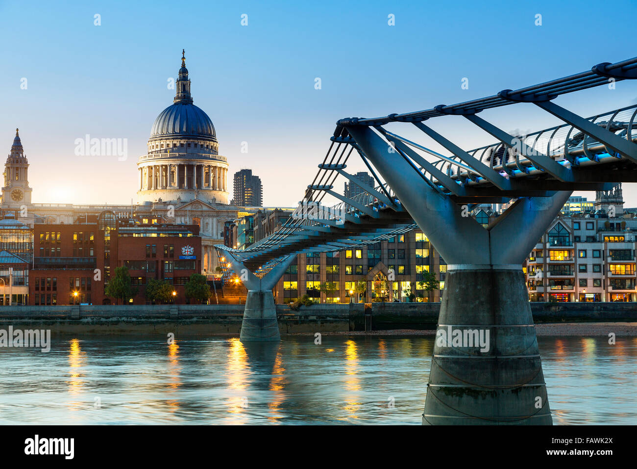 Londres, Puente del Milenio al atardecer Foto de stock