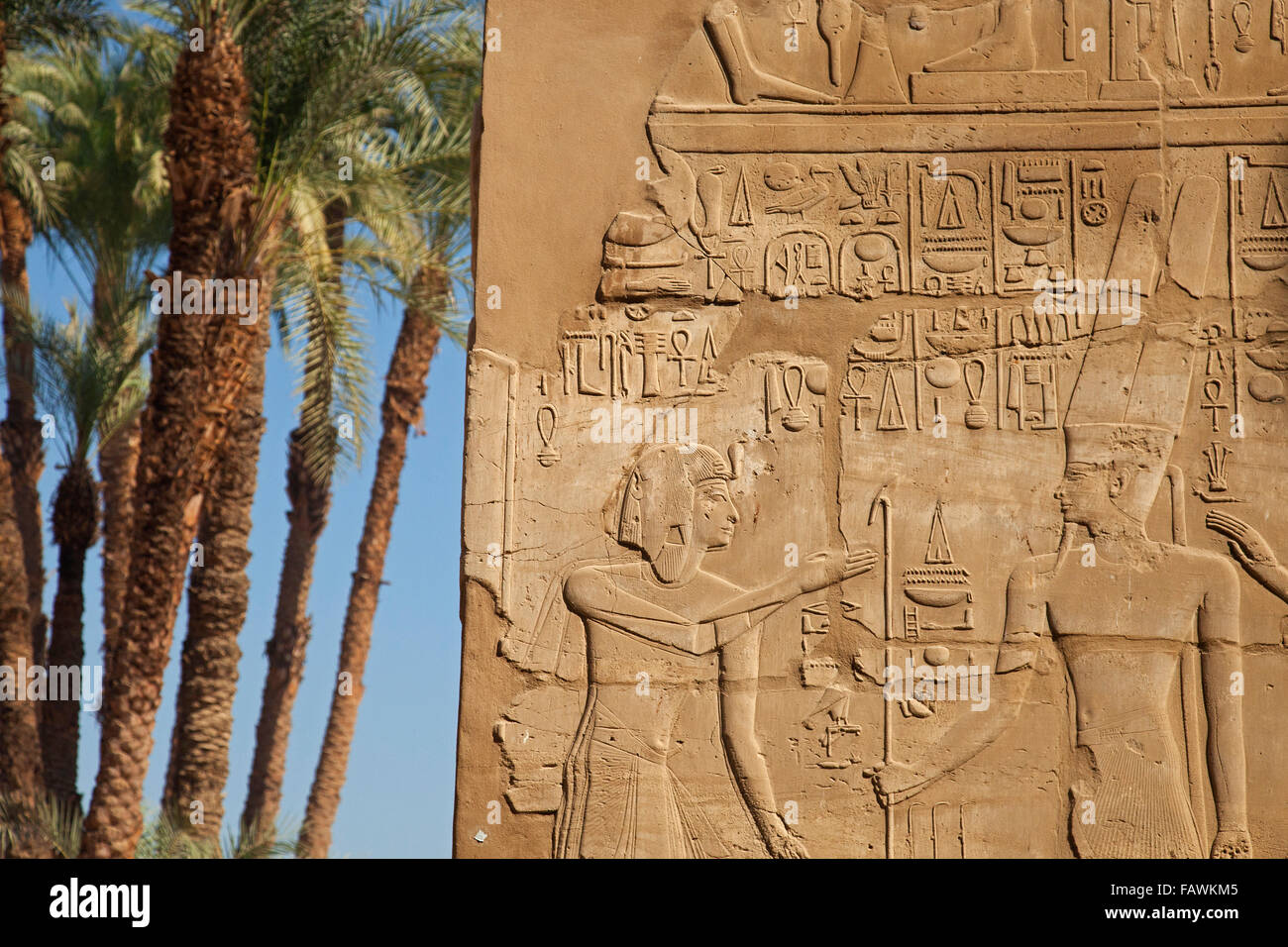 Friso con jeroglíficos egipcios en la pared en el complejo del templo de Karnak, Luxor, Egipto Foto de stock