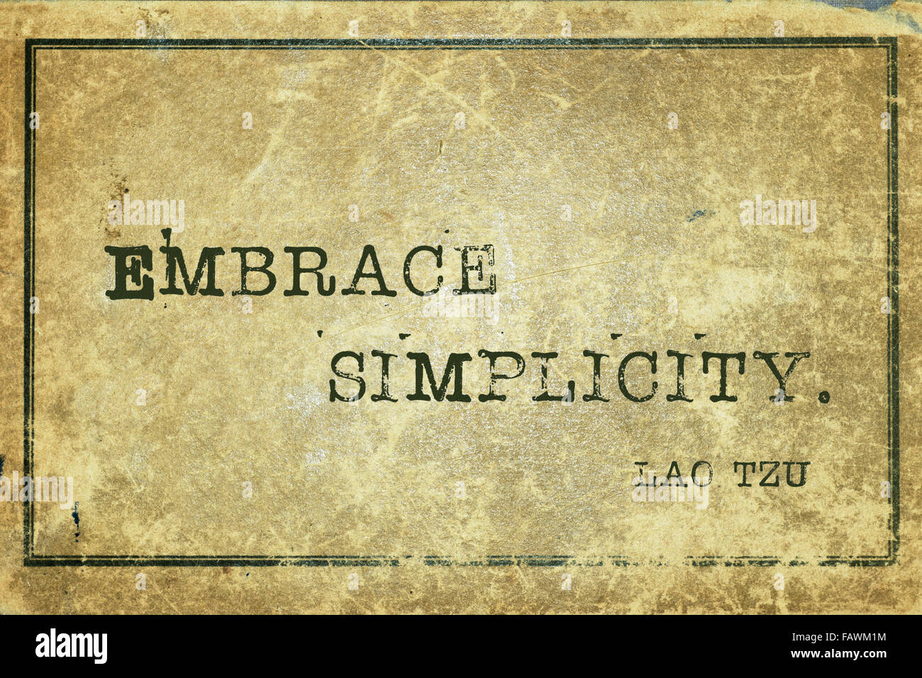 Abrazar la simplicidad - antiguo filósofo chino Lao Tzu cita impreso en cartón vintage grunge Foto de stock