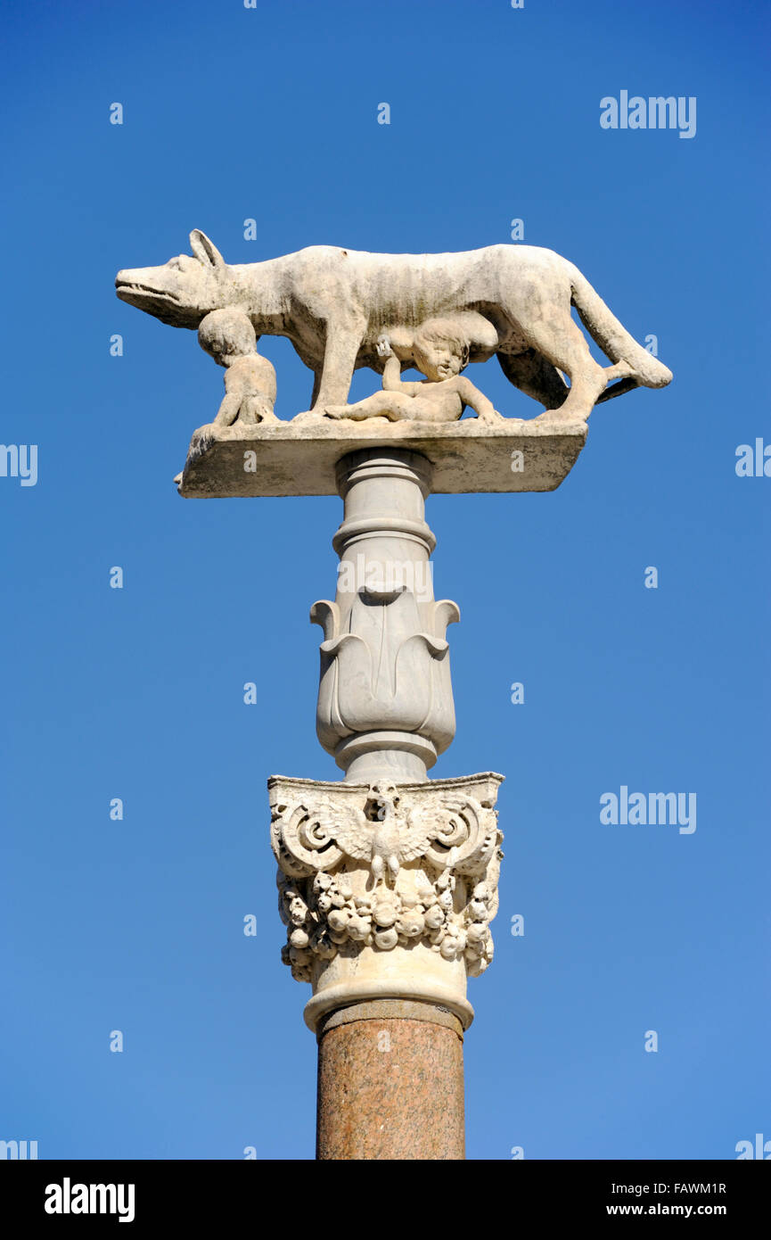 Italia, Toscana, Siena, la plaza de la catedral, loba estatua con Senius y Aschius, los dos legendarios fundadores de Siena Foto de stock