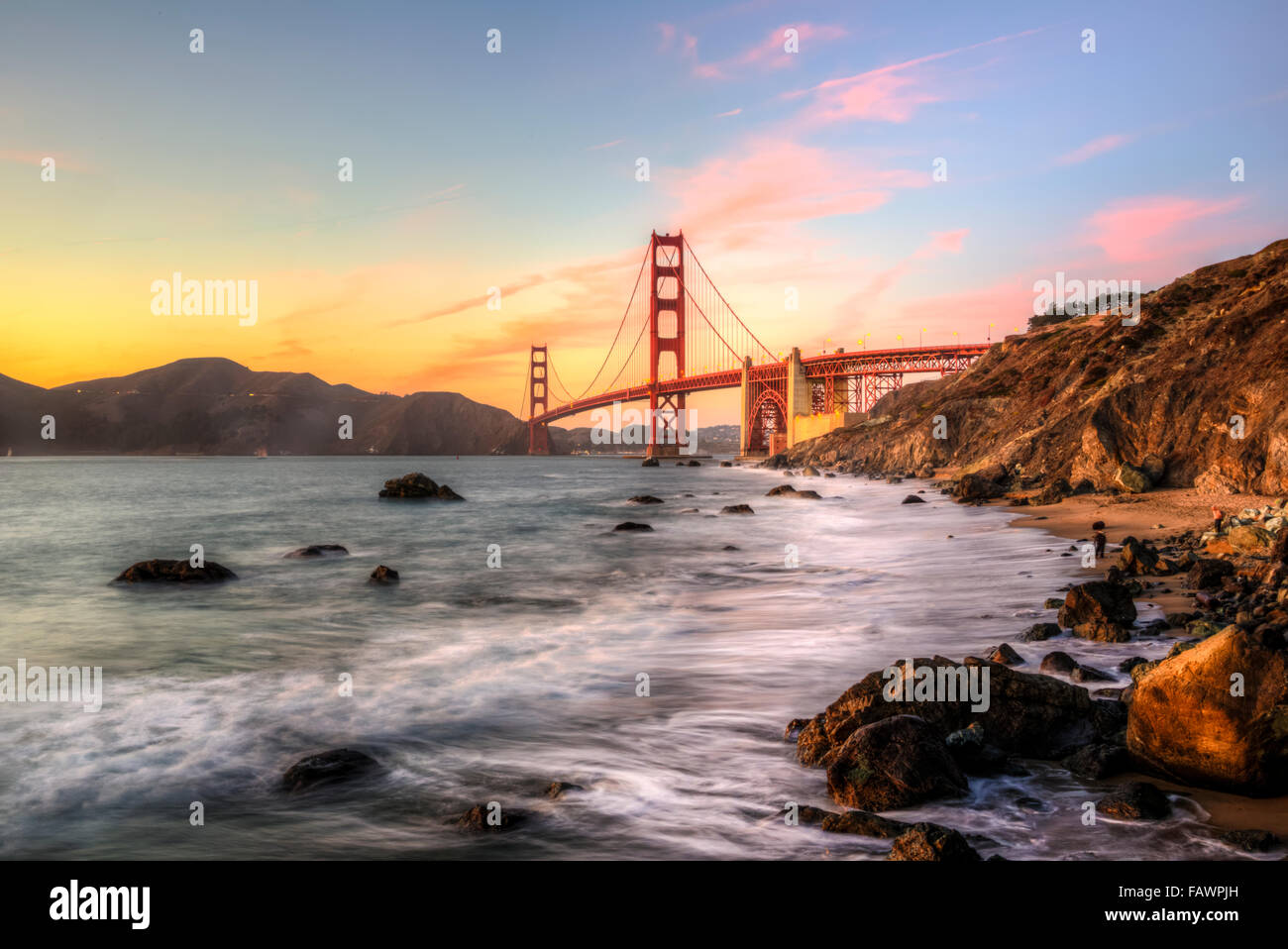 Puente Golden Gate, Marshall's Beach, Sunset, costa rocosa, San Francisco, EE.UU. Foto de stock