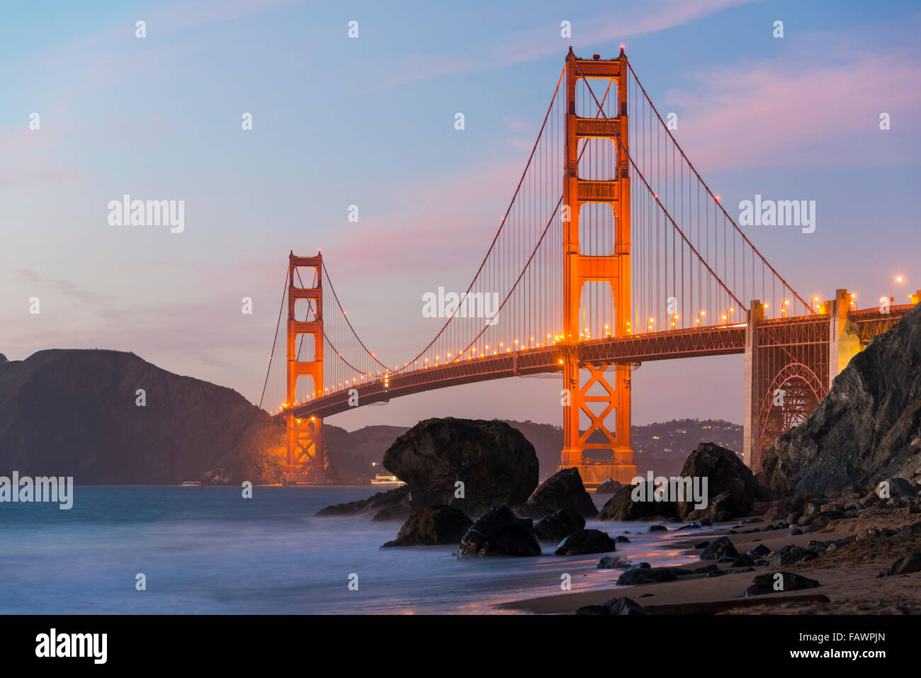 Puente Golden Gate, Marshall's beach, noche, costa rocosa, San Francisco, EE.UU. Foto de stock