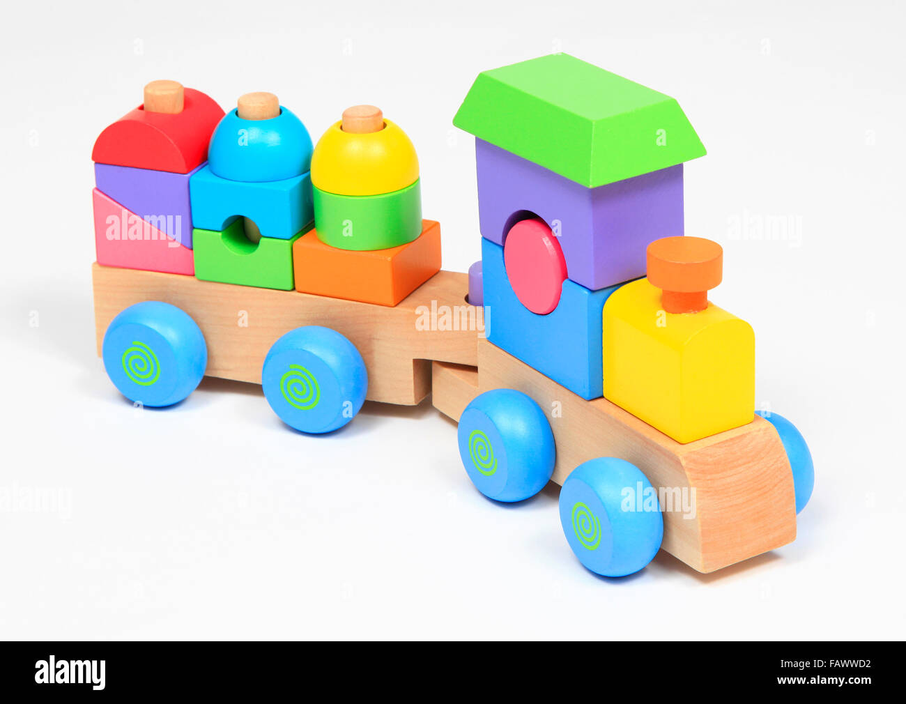 Colorido juguete tren de madera aislado sobre blanco Foto de stock
