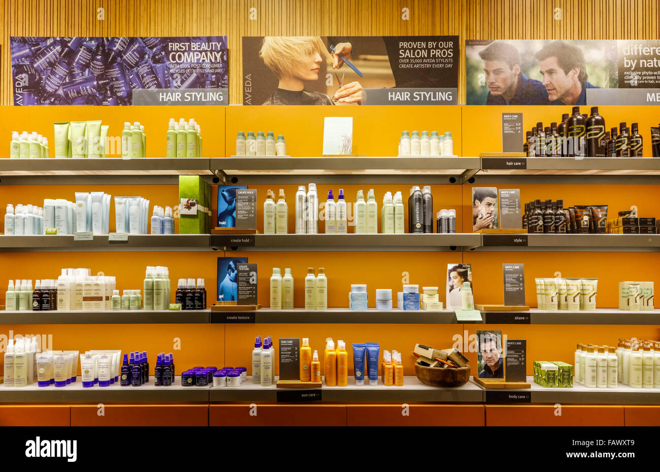 Estantes de cosméticos en Aveda, almacén de Seatttle, Estado de Washington, EE.UU. Foto de stock