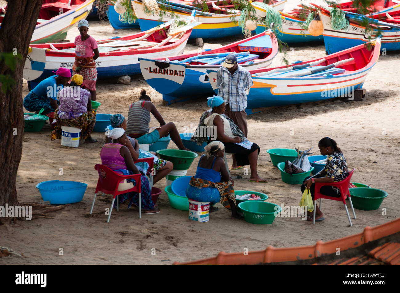 El pueblo africano hombres womean y barco con pescado en la playa de arena de Cabo verde Foto de stock